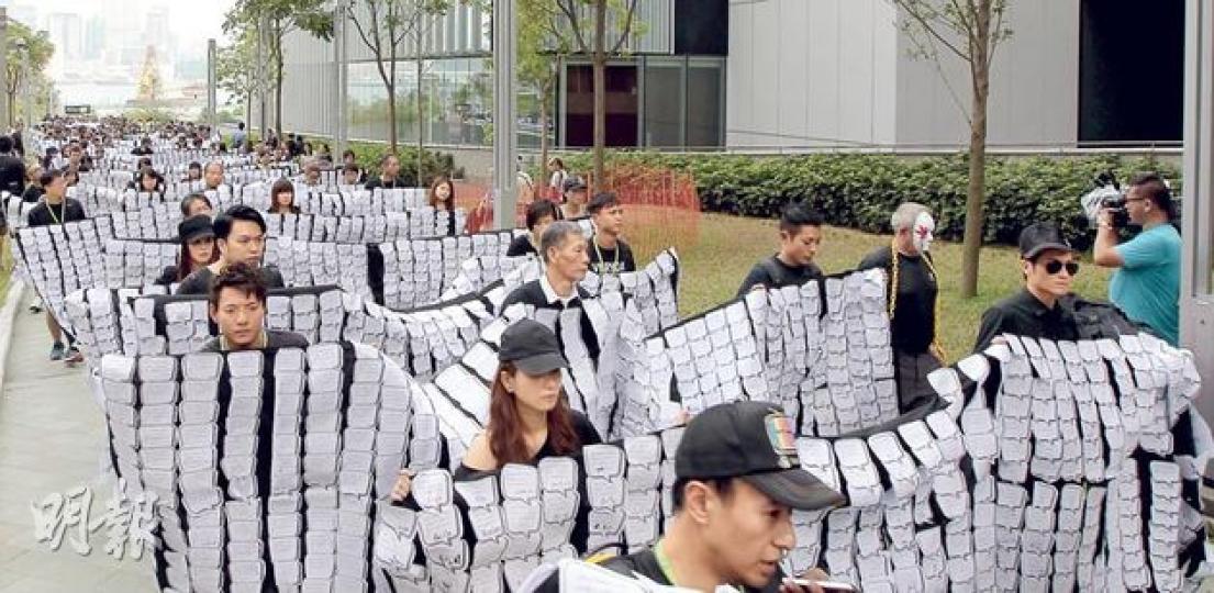 港視工會代表將連日收集到的逾4.5萬個市民簽名紙釘於黑布上,圍繞政府總部遊行,最後將之送進立法會會議廳,寓意讓官員、議員「看見」要求通過特權法動議的民意。(李澤彤攝)港視工會昨晚安排兩個大屏幕直播立法會會議,圖為工商界議員林大輝宣布「倒戈」支持特權法一刻,在場市民掌聲歡呼雷動。(盧翊銘攝)昨晚現身政總的作家陶傑稱,若議員用良心投票,就可堂堂正正走出立法會,相反若憑「狼心」投票,就要「用紙巾包頭先好行出來」。(盧翊銘攝)繼早前遊行撐港視後,藝人張可頣昨晚再到政總外聲援港視。(余俊亮攝) 港視工會代表將連日收集到的逾4.5萬個市民簽名紙釘於黑布上,圍繞政府總部遊行,最後將之送進立法會會議廳,寓意讓官員、議員「看見」要求通過特權法動議的民意。(李澤彤攝)港視工會昨晚安排兩個大屏幕直播立法會會議,圖為工商界議員林大輝宣布「倒戈」支持特權法一刻,在場市民掌聲歡呼雷動。(盧翊銘攝)昨晚現身政總的作家陶傑稱,若議員用良心投票,就可堂堂正正走出立法會,相反若憑「狼心」投票,就要「用紙巾包頭先好行出來」。(盧翊銘攝)繼早前遊行撐港視後,藝人張可頣昨晚再到政總外聲援港視。(余俊亮攝)