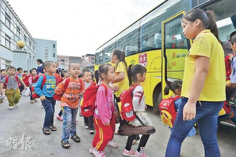 受感染男童就讀的環球現代幼兒園有逾300名學生,過去兩日如常上課。幼兒園職員稱,事發後每日都有消毒,並向家長派發預防禽流感傳單,惟不少家長表示不知道病發男童在此就讀。(明報記者攝) 受感染男童就讀的環球現代幼兒園有逾300名學生,過去兩日如常上課。幼兒園職員稱,事發後每日都有消毒,並向家長派發預防禽流感傳單,惟不少家長表示不知道病發男童在此就讀。(明報記者攝)