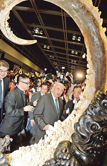 全國政協副主席、前特首董建華(中)噚日參觀猛獁牙雕藝術展,佢參觀時嘅表情,好似好訝然咁款。(劉焌陶攝) 全國政協副主席、前特首董建華(中)噚日參觀猛獁牙雕藝術展,佢參觀時嘅表情,好似好訝然咁款。(劉焌陶攝)