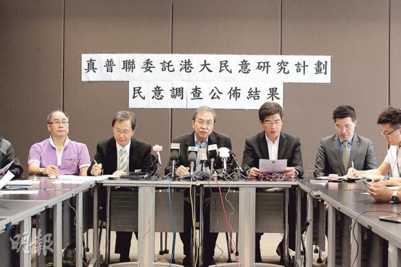 真普聯召集人鄭宇碩(中)表示,最快年底會訂出真普聯特首選舉方案,相信方案會傾向雙軌制,有公民提名元素。(李澤彤攝) 真普聯召集人鄭宇碩(中)表示,最快年底會訂出真普聯特首選舉方案,相信方案會傾向雙軌制,有公民提名元素。(李澤彤攝)