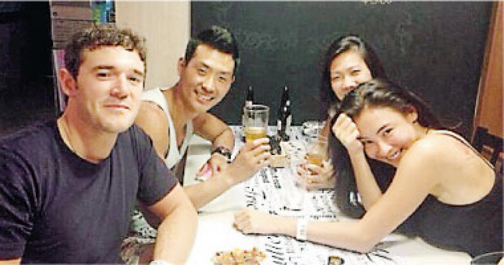 栢芝與朋友開心飯叙,她似乎很享受在新加坡的生活。(微博圖片)肌肉型男稱栢芝為女神。(微博圖片)栢芝滑水好開心。(微博圖片) 栢芝與朋友開心飯叙,她似乎很享受在新加坡的生活。(微博圖片)肌肉型男稱栢芝為女神。(微博圖片)栢芝滑水好開心。(微博圖片)