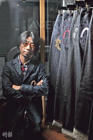品牌創意總監Takanori Enami非常熱愛牛仔褲,自畢業後便為不同品牌設計牛仔褲,對牛仔褲非常認識,別人眼裏普通一條牛仔褲,在他眼中卻可以從褲袋、車線、圖案等變出不同花樣,他說他從不厭倦設計牛仔褲。(林俊源攝) 品牌創意總監Takanori Enami非常熱愛牛仔褲,自畢業後便為不同品牌設計牛仔褲,對牛仔褲非常認識,別人眼裏普通一條牛仔褲,在他眼中卻可以從褲袋、車線、圖案等變出不同花樣,他說他從不厭倦設計牛仔褲。(林俊源攝)