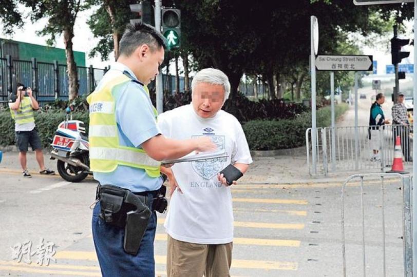 意外發生後，警方向涉事姓吳司機（前右）做酒精測試及錄取口供調查。（蔡方山攝）