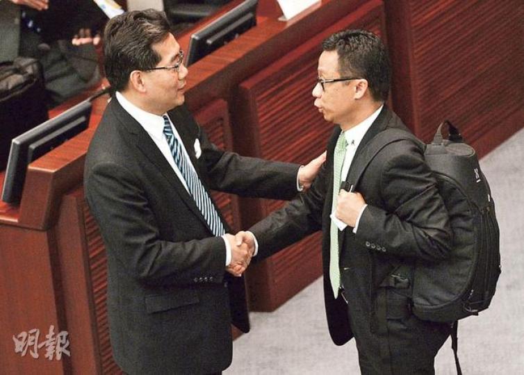 香港電視不獲發牌後,港視主席王維基昨首度在立法會與商務及經濟發展局長蘇錦樑碰面。曾為港視員工哽咽的蘇錦樑(左)昨在會議前主動與王維基(右)握手,還輕拍王的手臂。(余俊亮攝) 香港電視不獲發牌後,港視主席王維基昨首度在立法會與商務及經濟發展局長蘇錦樑碰面。曾為港視員工哽咽的蘇錦樑(左)昨在會議前主動與王維基(右)握手,還輕拍王的手臂。(余俊亮攝)