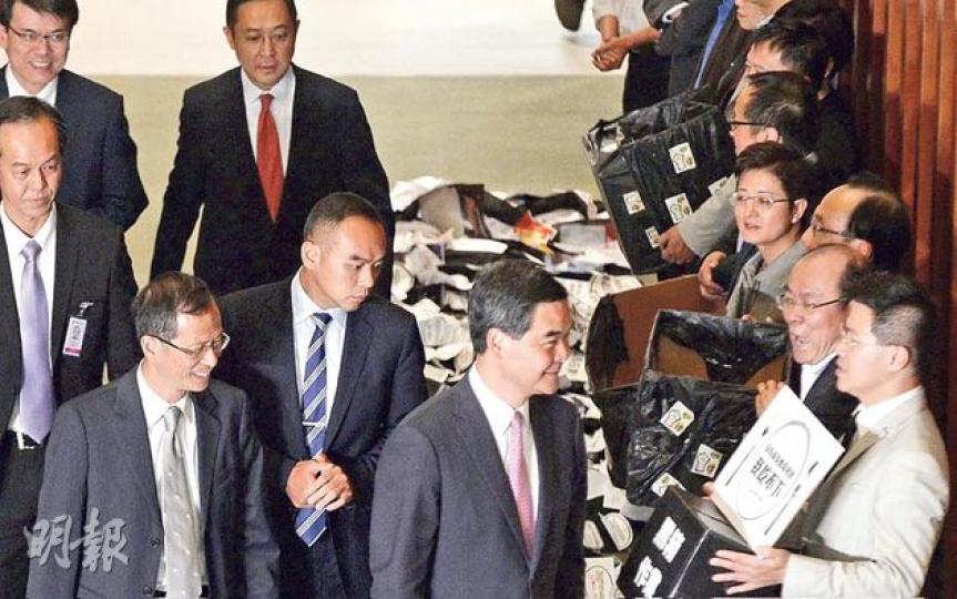 泛民主派昨杯葛宴請特首梁振英及一眾高官的立法會午宴,多名民主派在官員路經之處高呼「不要黑箱、公平發牌」,但梁(中)未作回應。(余俊亮攝)受腳傷的社民連梁國雄坐着輪椅到場向梁振英抗議,但梁振英(箭嘴示)只笑而不語。(余俊亮攝) 泛民主派昨杯葛宴請特首梁振英及一眾高官的立法會午宴,多名民主派在官員路經之處高呼「不要黑箱、公平發牌」,但梁(中)未作回應。(余俊亮攝)受腳傷的社民連梁國雄坐着輪椅到場向梁振英抗議,但梁振英(箭嘴示)只笑而不語。(余俊亮攝)
