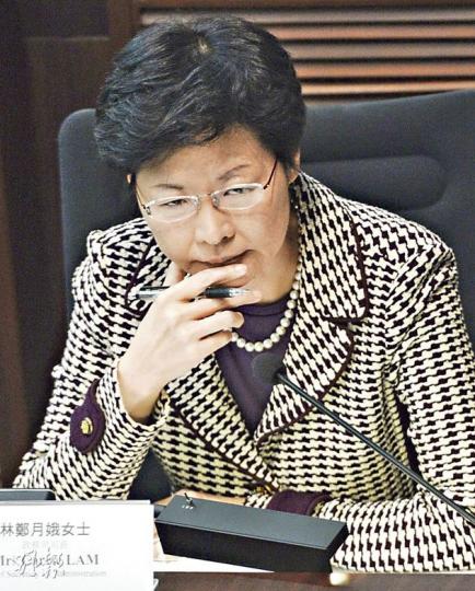 政務司長林鄭月娥昨被追問中聯辦官員就特權法查發牌議案接觸議員,是否干預,她回應說香港事當然由香港處理。(余俊亮攝) 政務司長林鄭月娥昨被追問中聯辦官員就特權法查發牌議案接觸議員,是否干預,她回應說香港事當然由香港處理。(余俊亮攝)