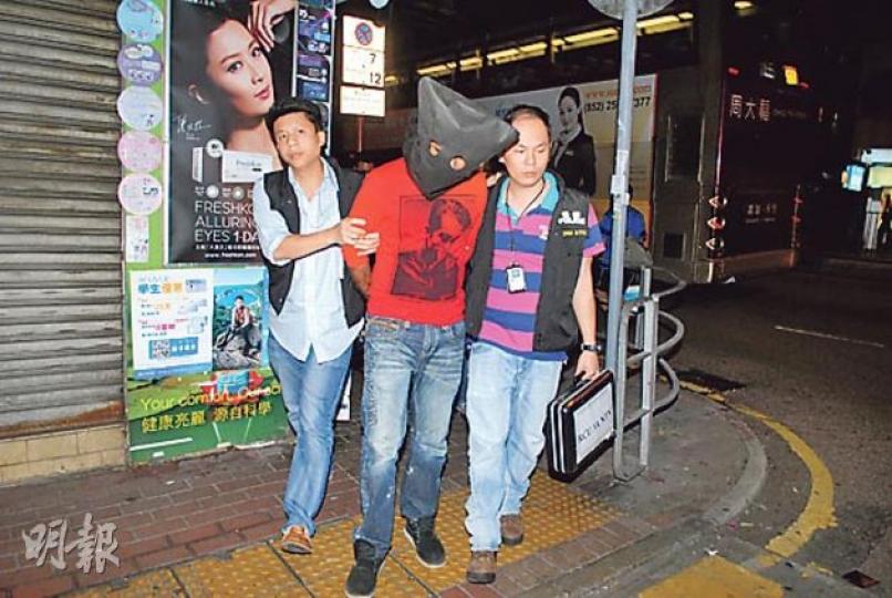 警方追查印度富商綁架案,在油麻地區再拘捕一名24歲巴籍男子,將其押返警署扣查。(伍浦鋒攝) 警方追查印度富商綁架案,在油麻地區再拘捕一名24歲巴籍男子,將其押返警署扣查。(伍浦鋒攝)