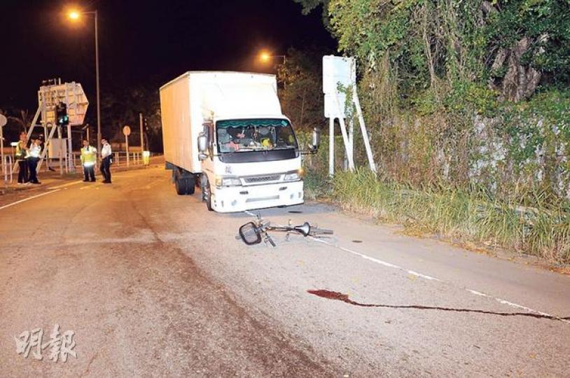 車禍後錦田公路現場留有長長血路,及被撞毁的單車。(蔡方山攝) 車禍後錦田公路現場留有長長血路,及被撞毁的單車。(蔡方山攝)