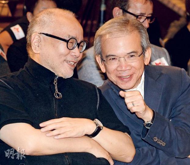 文化人榮念曾(左)昨於文化中心舉辦其展覽的開幕禮,更邀得「老相識」行政會議召集人林煥光(右)為主禮嘉賓,相談甚歡。榮念曾對港芭事件感不幸,相信是港芭自我審查,認為其管理層要提高對藝術創作原則的認識。(劉焌陶攝)歌手黃耀明昨表示,港芭事件顯示有人正箝制言論自由,其嚴重性不低於港視未獲發牌,大家應當關注。(劉焌陶攝)中大昨因應港芭事件辦座談會。前城市當代舞蹈團CCDC舞蹈中心總監潘少輝(右三)關注,會否有董事局成員因個人利益干預藝術創作自由。右一為候任藝發局委員鍾小梅、右二為立法會議員陳家洛、右四為 文化人榮念曾(左)昨於文化中心舉辦其展覽的開幕禮,更邀得「老相識」行政會議召集人林煥光(右)為主禮嘉賓,相談甚歡。榮念曾對港芭事件感不幸,相信是港芭自我審查,認為其管理層要提高對藝術創作原則的認識。(劉焌陶攝)歌手黃耀明昨表示,港芭事件顯示有人正箝制言論自由,其嚴重性不低於港視未獲發牌,大家應當關注。(劉焌陶攝)中大昨因應港芭事件辦座談會。前城市當代舞蹈團CCDC舞蹈中心總監潘少輝(右三)關注,會否有董事局成員因個人利益干預藝術創作自由。右一為候任藝發局委員鍾小梅、右二為立法會議員陳家洛、右四為