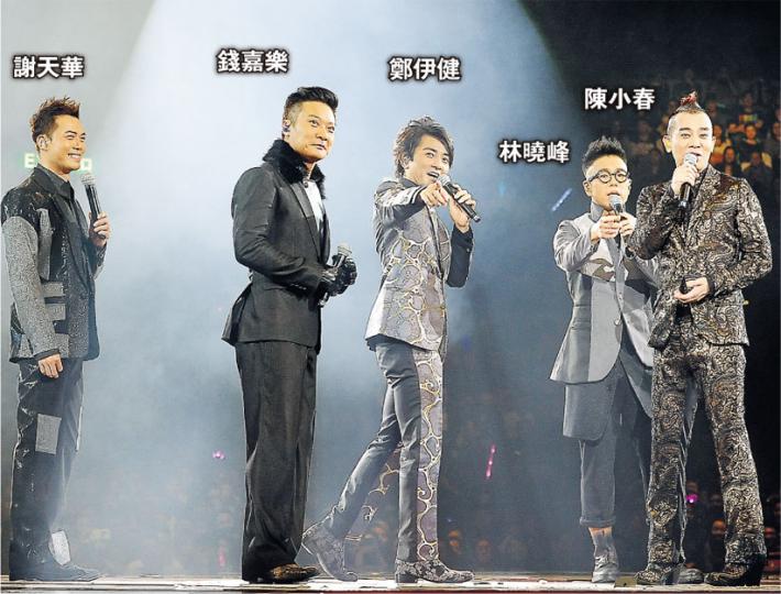古惑仔由電影跳上紅館舞台,演繹多首電影插曲,唱盡港人的集體回憶。(攝影﹕鍾偉茵)「阿嫂團」應采兒(左起)、蒙嘉慧、湯盈盈及Tina感情大好排排坐。(攝影﹕鍾偉茵)歌手出身的伊健今次給機會一眾兄弟們大獻歌藝。(攝影﹕鍾偉茵)小春跳舞出身,又唱又跳向台下太太應采兒表達愛意。(攝影﹕鍾偉茵)林曉峰苦練擊鼓表演,當他獨唱《海闊天空》時更贏得全場如雷掌聲。(攝影﹕鍾偉茵)謝天華曾經參與《舞動奇跡》,再次表演跳舞可謂駕輕就熟無難度。(攝影﹕鍾偉茵)武師出身的錢嘉樂苦練綱琴多月,在演唱會自彈自唱向太太盈盈送情 古惑仔由電影跳上紅館舞台,演繹多首電影插曲,唱盡港人的集體回憶。(攝影﹕鍾偉茵)「阿嫂團」應采兒(左起)、蒙嘉慧、湯盈盈及Tina感情大好排排坐。(攝影﹕鍾偉茵)歌手出身的伊健今次給機會一眾兄弟們大獻歌藝。(攝影﹕鍾偉茵)小春跳舞出身,又唱又跳向台下太太應采兒表達愛意。(攝影﹕鍾偉茵)林曉峰苦練擊鼓表演,當他獨唱《海闊天空》時更贏得全場如雷掌聲。(攝影﹕鍾偉茵)謝天華曾經參與《舞動奇跡》,再次表演跳舞可謂駕輕就熟無難度。(攝影﹕鍾偉茵)武師出身的錢嘉樂苦練綱琴多月,在演唱會自彈自唱向太太盈盈送情