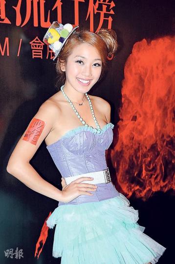 姜麗文自爆身上的造型當年僅以60元的布料製作,但現在經濟情况已大大改善。(攝影:鍾偉茵) 姜麗文自爆身上的造型當年僅以60元的布料製作,但現在經濟情况已大大改善。(攝影:鍾偉茵)