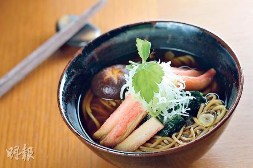 熱松葉蟹柳蕎麥麵——蕎麥麵以冷吃為主,熱湯款式為權八香港店新增設。麵條烹煮時間較短,煮約45秒,以保持麵條彈性。熱湯則以木魚醬汁加蕎麥湯(煮蕎麥麵的水)煮成。($138)(鄧宗弘攝)蕎麥麵由人手製作,師傅需在特定溫度、濕度的環境下製作,以保持麵糰濕潤。而且為保持鮮度,師傅每次只製作20份。(鄧宗弘攝)蕎麥籽以電動石磨磨成幼粉,混合蕎麥籽穀粉和蕎麥籽芯粉,搓揉成麵糰。然後師傅以不同粗幼度的木棍按壓成薄薄的一層,至厚度適中,便以人手切成麵條。(鄧宗弘攝)權八手打冷蕎麥麵——麵條放滾水煮約一分鐘,麵條 熱松葉蟹柳蕎麥麵——蕎麥麵以冷吃為主,熱湯款式為權八香港店新增設。麵條烹煮時間較短,煮約45秒,以保持麵條彈性。熱湯則以木魚醬汁加蕎麥湯(煮蕎麥麵的水)煮成。($138)(鄧宗弘攝)蕎麥麵由人手製作,師傅需在特定溫度、濕度的環境下製作,以保持麵糰濕潤。而且為保持鮮度,師傅每次只製作20份。(鄧宗弘攝)蕎麥籽以電動石磨磨成幼粉,混合蕎麥籽穀粉和蕎麥籽芯粉,搓揉成麵糰。然後師傅以不同粗幼度的木棍按壓成薄薄的一層,至厚度適中,便以人手切成麵條。(鄧宗弘攝)權八手打冷蕎麥麵——麵條放滾水煮約一分鐘,麵條