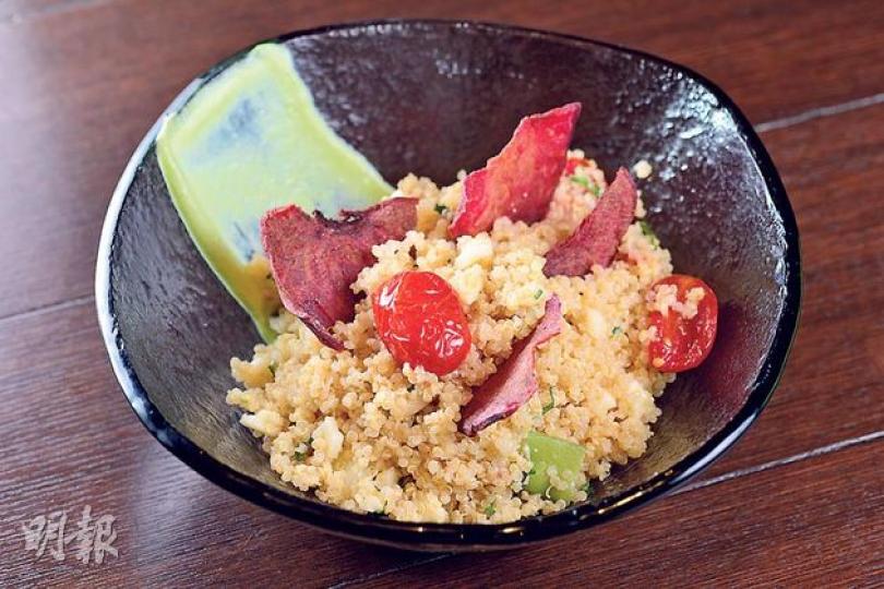 Solterito Salad——白藜麥以滾水煮,拌以車厘番茄、mozzarella芝士、醃過的三文魚、牛油果忌廉作沙律,加入麵豉、蜜糖、醋混成的醬汁,味道清新,且甚為飽肚。($88)(鄧宗弘攝)Ceviche Andean——Ceviche為秘魯式醃魚,不預先醃製,而是把碟上的醬汁、材料和魚拌勻來吃。三文魚片拌以chimichurri秘魯辣椒汁、羅勒青檸汁,灑上烤過的黑藜麥,鮮酸開胃。($148)(鄧宗弘攝)Suspiro De Limena——底層的Dulce de leche為傳統秘魯甜品 Solterito Salad——白藜麥以滾水煮,拌以車厘番茄、mozzarella芝士、醃過的三文魚、牛油果忌廉作沙律,加入麵豉、蜜糖、醋混成的醬汁,味道清新,且甚為飽肚。($88)(鄧宗弘攝)Ceviche Andean——Ceviche為秘魯式醃魚,不預先醃製,而是把碟上的醬汁、材料和魚拌勻來吃。三文魚片拌以chimichurri秘魯辣椒汁、羅勒青檸汁,灑上烤過的黑藜麥,鮮酸開胃。($148)(鄧宗弘攝)Suspiro De Limena——底層的Dulce de leche為傳統秘魯甜品