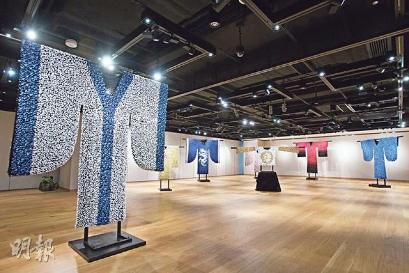 Prosperity I 《福I》2012年作品(圖左)陶瓷、布料、金屬框架(200×200×10cm)——手製陶瓷小蝴蝶,組件成形後,在景德鎮燒製,再運往上海由人手縫製,需工約50日,這件便用上了兩三萬隻陶瓷蝴蝶。(黃志東攝)陶瓷蝴蝶全是景德鎮人手製作,所以每隻形態或大小也有些微不同。(黃志東攝)Prosperity IV《福IV》2011作品(黃志東攝)Prosperity Wedding Dress《福:婚紗》2011年作品(黃志東攝)《茶具I》 2013年作品(黃志東攝)《福金色蝴蝶掛屏 Prosperity I 《福I》2012年作品(圖左)陶瓷、布料、金屬框架(200×200×10cm)——手製陶瓷小蝴蝶,組件成形後,在景德鎮燒製,再運往上海由人手縫製,需工約50日,這件便用上了兩三萬隻陶瓷蝴蝶。(黃志東攝)陶瓷蝴蝶全是景德鎮人手製作,所以每隻形態或大小也有些微不同。(黃志東攝)Prosperity IV《福IV》2011作品(黃志東攝)Prosperity Wedding Dress《福:婚紗》2011年作品(黃志東攝)《茶具I》 2013年作品(黃志東攝)《福金色蝴蝶掛屏