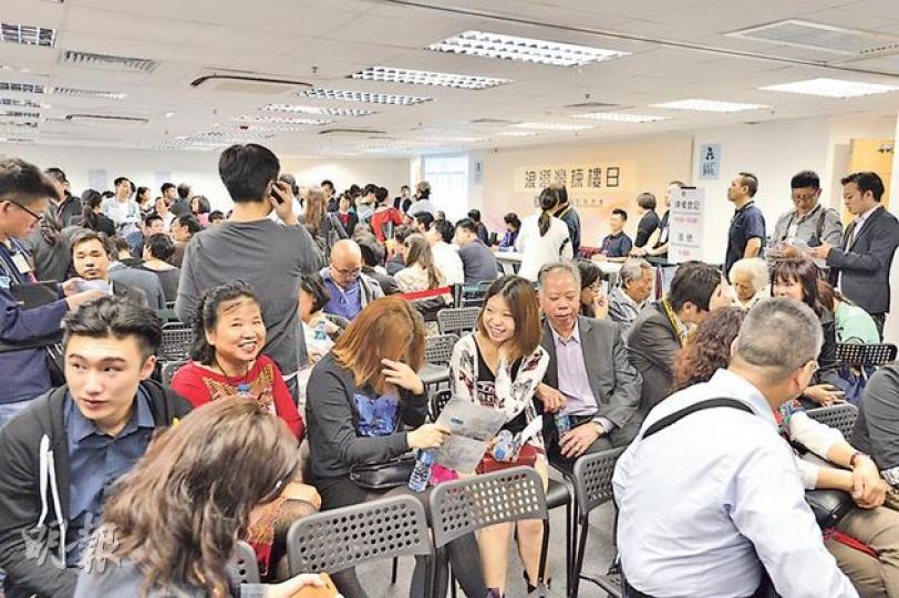 西九龍成為新盤市場焦點之際,連帶奧運站浪澄灣銷情亦理想,昨推出的60伙亦告一件不留;圖為售樓處現場,秩序亦算井然。(鄧宗弘攝)The Austin英裔買家Johnson﹕居港已16年,以3000餘萬元購入第2座一個低層1440方呎單位自用,並不需繳付特別附加稅項;由於睇好九龍站、乃至香港前景,並不擔心樓價下趺。(林可為攝) 西九龍成為新盤市場焦點之際,連帶奧運站浪澄灣銷情亦理想,昨推出的60伙亦告一件不留;圖為售樓處現場,秩序亦算井然。(鄧宗弘攝)The Austin英裔買家Johnson﹕居港已16年,以3000餘萬元購入第2座一個低層1440方呎單位自用,並不需繳付特別附加稅項;由於睇好九龍站、乃至香港前景,並不擔心樓價下趺。(林可為攝)
