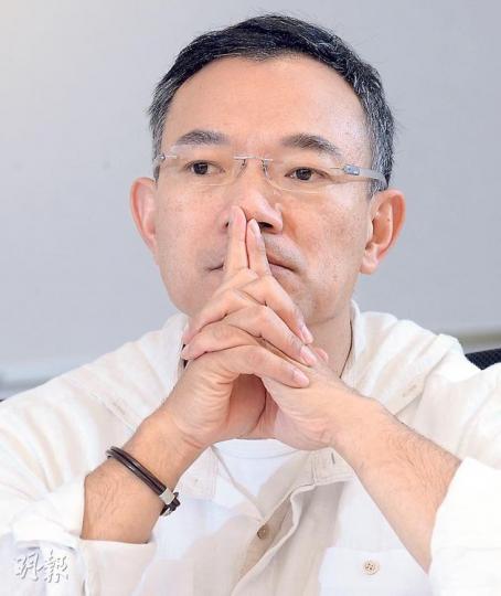 議員謝偉俊昨在電台節目被問到會否擔心被所屬九龍東選區「票債票償」,他認為這種想法不成熟。他說,自參與聯署後,收到不少市民嚴厲的批評和支持政府的聲音,認為應多聽各方民意。(劉焌陶攝) 議員謝偉俊昨在電台節目被問到會否擔心被所屬九龍東選區「票債票償」,他認為這種想法不成熟。他說,自參與聯署後,收到不少市民嚴厲的批評和支持政府的聲音,認為應多聽各方民意。(劉焌陶攝)