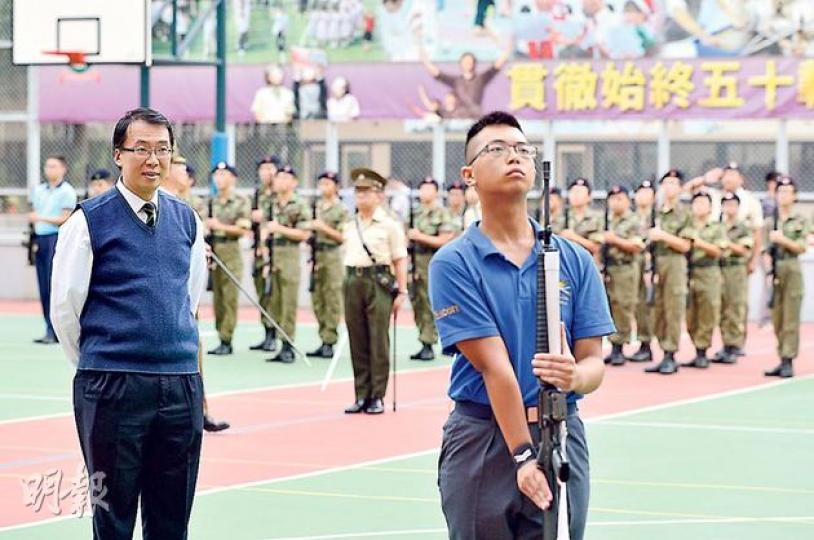 今日是不同制服團體聯合於和平紀念日步操匯演，黃顯中（右）獲選代表航空青年團擔當哨兵角色，負責保衛紀念碑。黃顯中昨為匯演操練，左為蘇振威。（鄧宗弘攝）