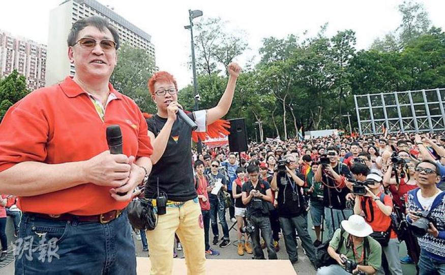 平機會主席周一嶽（左一）昨出席香港同志遊行，並響應大會身穿紅衣撐場，其紅衣印有香港飛龍標誌。遊行前他上台發言，談及平機會支持同性戀者權益時，引來台下喝采。（劉焌陶攝）去年擔任香港同志遊行「彩虹大使」的立法會議員陳志全（左），昨晚正式將彩虹旗交給未來一年兩名新任「彩虹大使」立法會前議員陳淑莊（中）及歌星黃耀明（右）。（余瑋攝）今年不少遊行參與者響應大會呼籲，穿上鮮紅色彩，如圖中兩人便無懼旁人目光，穿上鮮紅「肚兜」和短褲現身。（劉焌陶攝）圖中男子以一身性感女性打扮現身，全身更是貼題的彩虹顏色，為遊行