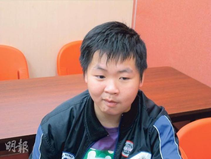 曾是隱蔽青年的鄧英偉（圖）參加了「重拾動力—動物治療學師計劃」後變得自信，與家人關係改善。（周翠怡攝）中二輟學後隱蔽在家一年多的芷慰，參加「重拾動力」計劃學習動物護理和寵物美容，現正朝投身該業界而努力。（周翠怡攝）