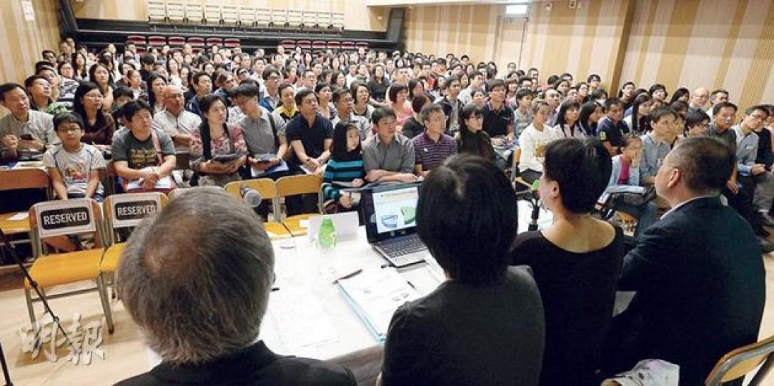 聖保羅男女中學昨舉辦入學講座，吸引1300名家長到場，惟學校禮堂正維修，不能容納全部家長，因此講座分成兩場在演講廳內舉行，但仍然有家長未能入場，在場外透過直播聽講座。（劉焌陶攝）