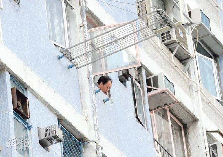 女死者墮樓時，其夫正在家熟睡，他直至警員上門拍門才知妻子出事，其間探頭出窗目睹妻子屍體，一度激動痛哭。（蔡方山攝）寶林邨寶勤樓昨發生懷疑晾衫墮樓意外，一名婦人在露台站在櫈上晾衫期間，疑失平衡跌出窗外墮下4樓平台死亡，警方及消防員事後在平台檢查屍體。（蔡方山攝）