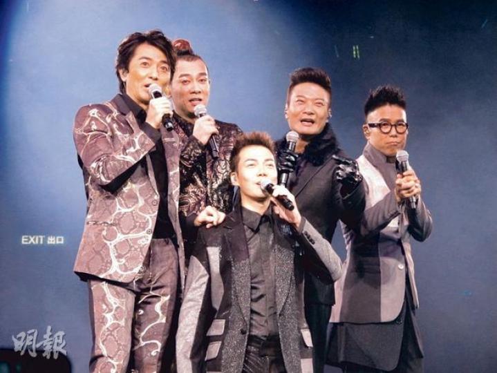 古惑仔鄭伊健、陳小春、謝天華、錢嘉樂及林曉峰熟習了舞台,表演得更放。(攝影﹕娛樂組)丁丁在台下被小春叫收聲,場面搞笑,引得全場觀眾大笑。(攝影﹕娛樂組)林曉峰首晚穿肉色紋身衫擊鼓,但昨晚豁出去,赤裸上身上陣。(攝影﹕娛樂組) 古惑仔鄭伊健、陳小春、謝天華、錢嘉樂及林曉峰熟習了舞台,表演得更放。(攝影﹕娛樂組)丁丁在台下被小春叫收聲,場面搞笑,引得全場觀眾大笑。(攝影﹕娛樂組)林曉峰首晚穿肉色紋身衫擊鼓,但昨晚豁出去,赤裸上身上陣。(攝影﹕娛樂組)
