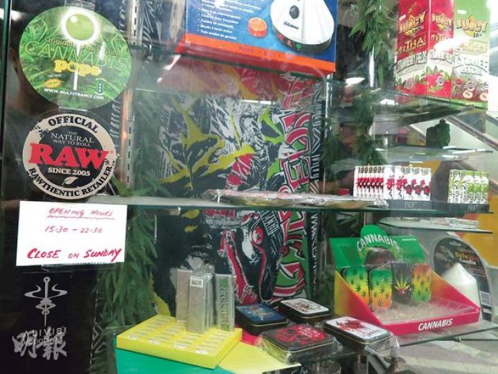 銅鑼灣銀座商場一店舖,懷疑販賣有大麻成分的棒棒糖(左方),警方派員到場調查檢走這批問題糖果。涉案店外貼有大麻糖果的招貼,舖內有多款寫有「大麻」字樣的產品。(林耀華攝) 銅鑼灣銀座商場一店舖,懷疑販賣有大麻成分的棒棒糖(左方),警方派員到場調查檢走這批問題糖果。涉案店外貼有大麻糖果的招貼,舖內有多款寫有「大麻」字樣的產品。(林耀華攝)