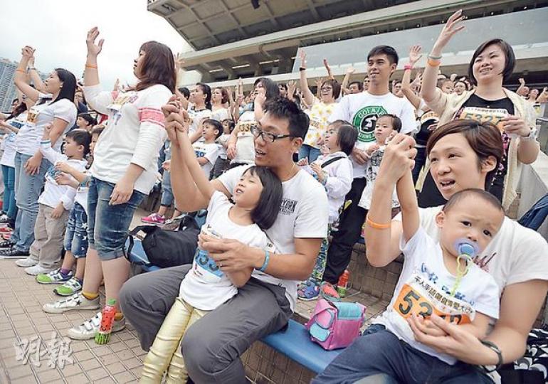 亞視噚日搞咗個「千人手語傷健傳愛大行動」(圖),5000幾人一齊用手語表演陳百強《摘星》一曲,呼籲多啲人學手語,提倡傷健共融。(盧翊銘攝)助理副總裁冼偉智(圖)就話亞視有信心「走下去」,就算真係有電視台被淘汰,亞視都會係最後一間。(盧翊銘攝) 亞視噚日搞咗個「千人手語傷健傳愛大行動」(圖),5000幾人一齊用手語表演陳百強《摘星》一曲,呼籲多啲人學手語,提倡傷健共融。(盧翊銘攝)助理副總裁冼偉智(圖)就話亞視有信心「走下去」,就算真係有電視台被淘汰,亞視都會係最後一間。(盧翊銘攝)