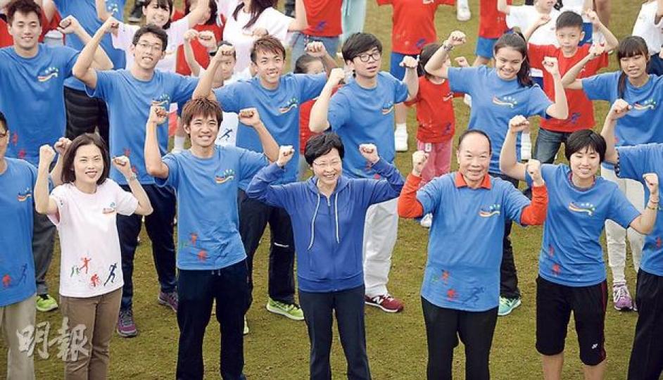 政務司長林鄭月娥(前排中)一身便裝出席體育門戶網站面世活動儀式,仲同一眾出席者擺好甫士影相,但就唔肯回應記者提問。前排左起為康文署長馮程淑儀、港隊前單車代表黃金寶、林鄭月娥、精英運動員協會名譽會長許晉奎及港隊羽毛球代表葉姵延。 (余俊亮攝) 政務司長林鄭月娥(前排中)一身便裝出席體育門戶網站面世活動儀式,仲同一眾出席者擺好甫士影相,但就唔肯回應記者提問。前排左起為康文署長馮程淑儀、港隊前單車代表黃金寶、林鄭月娥、精英運動員協會名譽會長許晉奎及港隊羽毛球代表葉姵延。 (余俊亮攝)