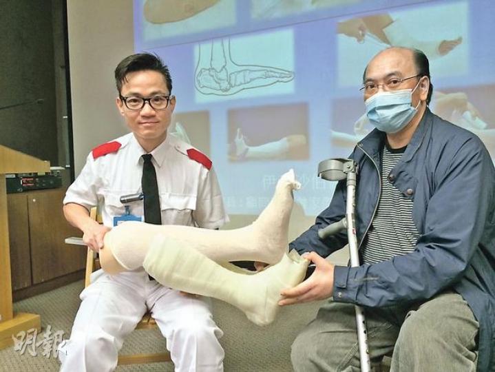 伊利沙伯醫院骨科顧問護師曾家傑(左)指軟石膏(圖)只需如紗布般包紮,可循環再用兩三次。朱先生(右)患糖尿腳約4年,用上軟石膏一個多月後腳掌傷口完全癒合。(梁杏怡攝) 伊利沙伯醫院骨科顧問護師曾家傑(左)指軟石膏(圖)只需如紗布般包紮,可循環再用兩三次。朱先生(右)患糖尿腳約4年,用上軟石膏一個多月後腳掌傷口完全癒合。(梁杏怡攝)