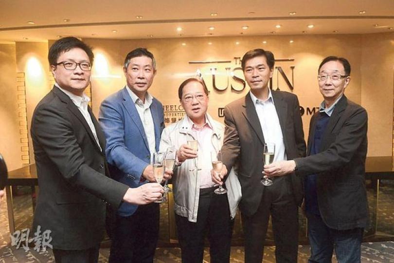 柯士甸站The Austin開售半個月沽出約559伙標準戶,套現約89.3億元,昨再加價加推特色戶,圖為會德豐副主席梁志堅(中)、會德豐地產常務董事黃光耀(右二)及新世界營業及市務總監楊文(左二)等。(陳淑安攝) 柯士甸站The Austin開售半個月沽出約559伙標準戶,套現約89.3億元,昨再加價加推特色戶,圖為會德豐副主席梁志堅(中)、會德豐地產常務董事黃光耀(右二)及新世界營業及市務總監楊文(左二)等。(陳淑安攝)