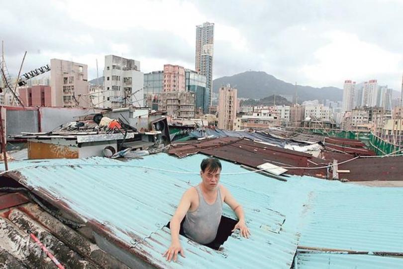 深水埗桂林街天台屋其中一名住客杜錦泉(圖)表示,獨居天台屋單位已3年,單位沒有窗戶,非常侷促,夏天室內溫度可達40℃,平日他只能到走廊打開「天窗」(圖中他站立之處)「抖氣」,加上單位常漏水,而且有老鼠出沒,環境惡劣。(李澤彤攝) 深水埗桂林街天台屋其中一名住客杜錦泉(圖)表示,獨居天台屋單位已3年,單位沒有窗戶,非常侷促,夏天室內溫度可達40℃,平日他只能到走廊打開「天窗」(圖中他站立之處)「抖氣」,加上單位常漏水,而且有老鼠出沒,環境惡劣。(李澤彤攝)
