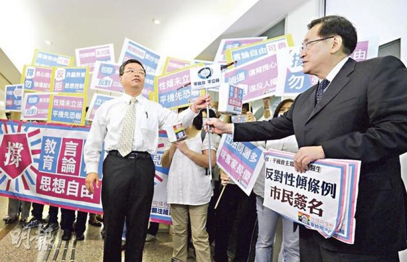性傾向條例家校關注組昨日到平機會請願,指周一嶽(右)漠視家長、教師的憂慮。(余俊亮攝) 性傾向條例家校關注組昨日到平機會請願,指周一嶽(右)漠視家長、教師的憂慮。(余俊亮攝)