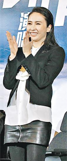 電影《古惑仔》飾演「細細粒」的黎姿,婚後絕迹娛樂圈,前晚專程來捧一班好友場,做了少奶奶的黎姿比前發福了。(攝影﹕鍾偉茵)伊健胸肌、腹肌看落最結實。(攝影﹕鍾偉茵)伊健感謝黎姿來捧場時一度眼濕濕。(攝影﹕鍾偉茵)謝天華脫去上衣,是皮膚最白的「古惑仔」。(攝影﹕鍾偉茵)林曉峰、錢嘉樂一身肌肉,5子中獨小春惜肉如金,不肯脫。(攝影﹕鍾偉茵)4名「古惑阿嫂」陪着黎姿在觀眾席投入欣賞。(攝影﹕鍾偉茵)湯盈盈抱着愛女捧老公場,小凱晴戴黑超、耳筒超可愛。(攝影﹕鍾偉茵)錢嘉樂不小心叉錯腳踏入舞台隙縫即時跪低, 電影《古惑仔》飾演「細細粒」的黎姿,婚後絕迹娛樂圈,前晚專程來捧一班好友場,做了少奶奶的黎姿比前發福了。(攝影﹕鍾偉茵)伊健胸肌、腹肌看落最結實。(攝影﹕鍾偉茵)伊健感謝黎姿來捧場時一度眼濕濕。(攝影﹕鍾偉茵)謝天華脫去上衣,是皮膚最白的「古惑仔」。(攝影﹕鍾偉茵)林曉峰、錢嘉樂一身肌肉,5子中獨小春惜肉如金,不肯脫。(攝影﹕鍾偉茵)4名「古惑阿嫂」陪着黎姿在觀眾席投入欣賞。(攝影﹕鍾偉茵)湯盈盈抱着愛女捧老公場,小凱晴戴黑超、耳筒超可愛。(攝影﹕鍾偉茵)錢嘉樂不小心叉錯腳踏入舞台隙縫即時跪低,