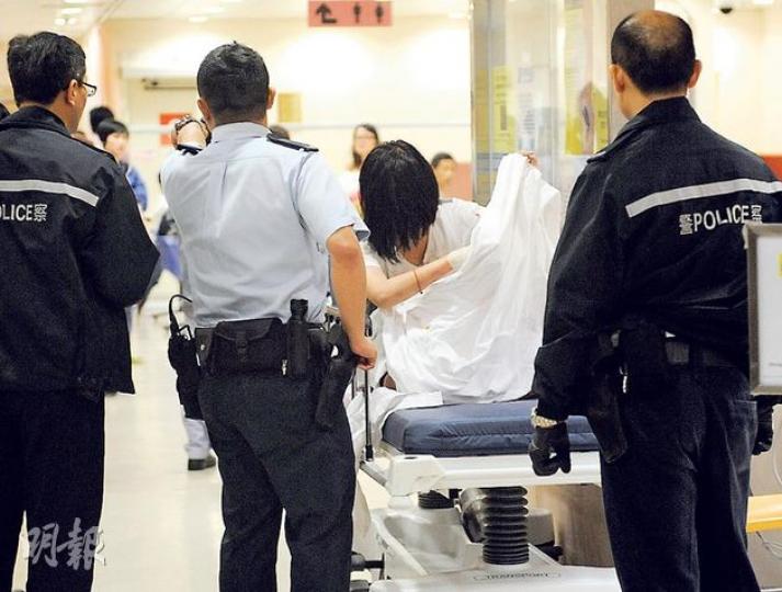 30歲女子涉向45歲同居男友怒擲玻璃樽,致他背部受傷,女子手部亦被玻璃碎片割傷需送院。(蔡方山攝)45歲蔡姓男子被指給予「家用」不足,被女友用樽襲擊受傷,送院治理。(蔡方山攝) 30歲女子涉向45歲同居男友怒擲玻璃樽,致他背部受傷,女子手部亦被玻璃碎片割傷需送院。(蔡方山攝)45歲蔡姓男子被指給予「家用」不足,被女友用樽襲擊受傷,送院治理。(蔡方山攝)