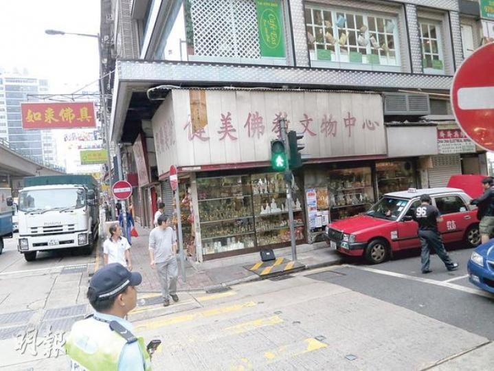 肇事的士(右)右邊車身剷上霎西街行人路,被其撞花車尾的貨車(左),初時因事件不嚴重,貨車司機落簡短口供後一度駕車離開,惟的士司機其後證實不治,警員將其召回現場調查。(林耀華攝)疑在載客行車途中急性心臟病發的周耀正,送往律敦治醫院搶救後不治,遺體由仵工舁送殮房。(林耀華攝) 肇事的士(右)右邊車身剷上霎西街行人路,被其撞花車尾的貨車(左),初時因事件不嚴重,貨車司機落簡短口供後一度駕車離開,惟的士司機其後證實不治,警員將其召回現場調查。(林耀華攝)疑在載客行車途中急性心臟病發的周耀正,送往律敦治醫院搶救後不治,遺體由仵工舁送殮房。(林耀華攝)