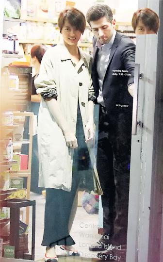 兩公婆離開店舖時,Sergio為老婆梁詠琪開門,認真細心。(攝影:黃梓烜、梁榮達、鍾一虹)Sergio做司機,梁詠琪乖乖做乘客。(攝影:黃梓烜、梁榮達、鍾一虹)兩公婆拖手行街時被途人認出。(攝影:黃梓烜、梁榮達、鍾一虹)梁詠琪向聖誕老人模擬送飛吻給老公,難怪一臉幸福甜絲絲。(攝影:黃梓烜、梁榮達、鍾一虹) 兩公婆離開店舖時,Sergio為老婆梁詠琪開門,認真細心。(攝影:黃梓烜、梁榮達、鍾一虹)Sergio做司機,梁詠琪乖乖做乘客。(攝影:黃梓烜、梁榮達、鍾一虹)兩公婆拖手行街時被途人認出。(攝影:黃梓烜、梁榮達、鍾一虹)梁詠琪向聖誕老人模擬送飛吻給老公,難怪一臉幸福甜絲絲。(攝影:黃梓烜、梁榮達、鍾一虹)