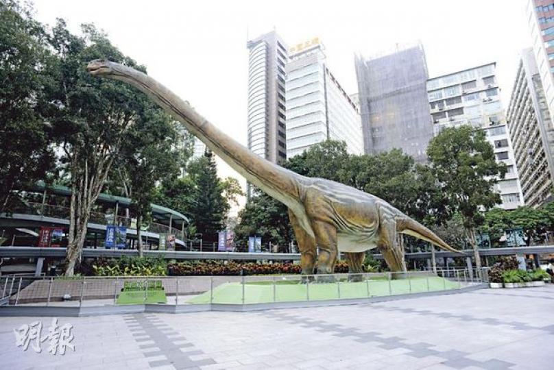 戶外的科學館地下廣場設有3隻機動恐龍,圖為炳靈大夏巨龍。而逢周六、日及公眾假期晚上6:30、7:00、7:30及8:00,設有共四場免費戶外激光節目「古生物演化」。(陳淑安攝)原角龍是一種體型較小的恐龍,生活於白堊紀晚期的蒙古一帶,有指是三角龍的祖先。圖為恐龍化石展區,展示了成年及幼年的原角龍化石標品。(陳淑安攝)(陳淑安攝)肉食性的暴龍(陳淑安攝)「玩玩迅掠龍」(陳淑安攝)虛擬發掘(陳淑安攝)模擬四川盆地的恐龍化石發掘場(陳淑安攝)炳靈大夏巨龍骨架模型(陳淑安攝)扭蛋蛋(陳淑安攝)活龍活現(陳 戶外的科學館地下廣場設有3隻機動恐龍,圖為炳靈大夏巨龍。而逢周六、日及公眾假期晚上6:30、7:00、7:30及8:00,設有共四場免費戶外激光節目「古生物演化」。(陳淑安攝)原角龍是一種體型較小的恐龍,生活於白堊紀晚期的蒙古一帶,有指是三角龍的祖先。圖為恐龍化石展區,展示了成年及幼年的原角龍化石標品。(陳淑安攝)(陳淑安攝)肉食性的暴龍(陳淑安攝)「玩玩迅掠龍」(陳淑安攝)虛擬發掘(陳淑安攝)模擬四川盆地的恐龍化石發掘場(陳淑安攝)炳靈大夏巨龍骨架模型(陳淑安攝)扭蛋蛋(陳淑安攝)活龍活現(陳