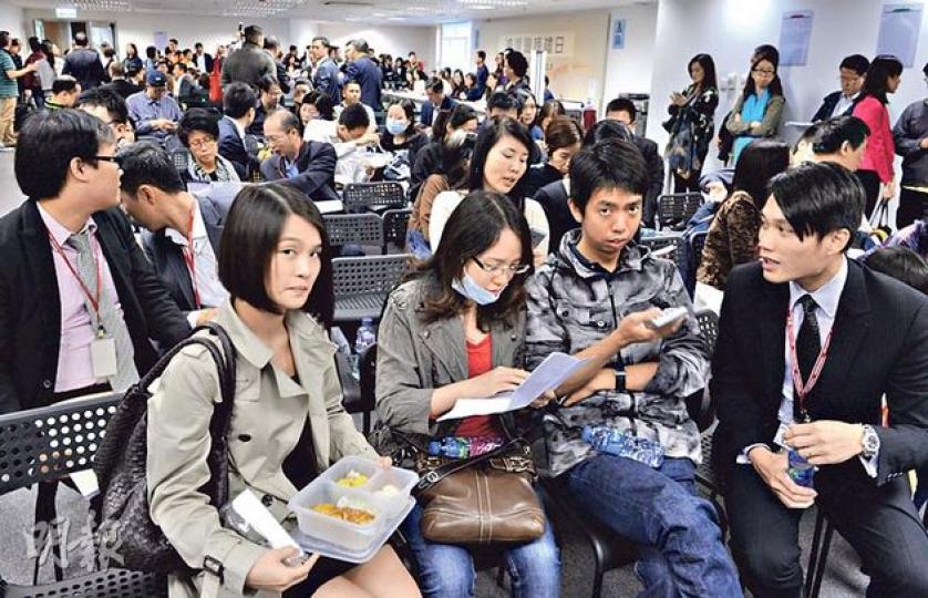 恒隆奧運站浪澄灣昨日推售60個單位,單日沽近50伙。該盤近三輪累售約190伙,套現約16億元。(劉焌陶攝) 恒隆奧運站浪澄灣昨日推售60個單位,單日沽近50伙。該盤近三輪累售約190伙,套現約16億元。(劉焌陶攝)