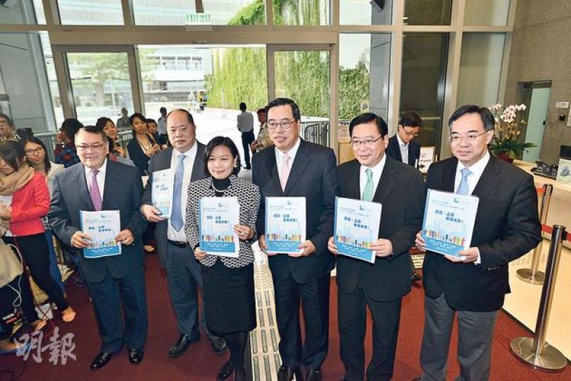 經民聯議員昨早與梁振英會面,表達對施政報告意見,梁君彥(右三)會後表示,向特首建議在大型基建中彈性輸入外勞,解決人手不足問題。(黃志東攝) 經民聯議員昨早與梁振英會面,表達對施政報告意見,梁君彥(右三)會後表示,向特首建議在大型基建中彈性輸入外勞,解決人手不足問題。(黃志東攝)