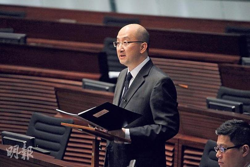 政制及內地事務局長譚志源昨在立法會上,指不評論坊間提出任何人要先宣誓擁護中華人民共和國憲法才獲准成為特首選舉候選人的提議,但他指行政長官擁護憲法是理所當然。(李紹昌攝) 政制及內地事務局長譚志源昨在立法會上,指不評論坊間提出任何人要先宣誓擁護中華人民共和國憲法才獲准成為特首選舉候選人的提議,但他指行政長官擁護憲法是理所當然。(李紹昌攝)