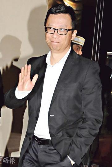 香港電視昨公布全年業績,重申牌照事件在3至6個月內若無進展,就會放棄本地免費電視業務。圖為港視主席王維基前晚出席《明報周刊》45周年晚宴,未有回應在場傳媒提問。(孫華中攝) 香港電視昨公布全年業績,重申牌照事件在3至6個月內若無進展,就會放棄本地免費電視業務。圖為港視主席王維基前晚出席《明報周刊》45周年晚宴,未有回應在場傳媒提問。(孫華中攝)