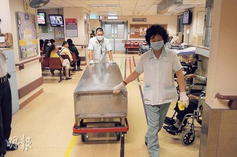 男嬰送院搶救近兩小時後不治,由醫院工作人員送往醫院殮房。(曾映妹攝) 男嬰送院搶救近兩小時後不治,由醫院工作人員送往醫院殮房。(曾映妹攝)