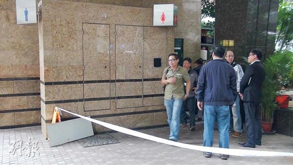 港灣道18號女公厠,發生駭人行劫及非禮案後,警方大批探員到場取證調查。(林智傑攝)一早就匿藏在3號廁格內的淫賊,伺機爬入2號廁格洗劫女事主及大肆非禮。(曾映妹攝) 港灣道18號女公厠,發生駭人行劫及非禮案後,警方大批探員到場取證調查。(林智傑攝)一早就匿藏在3號廁格內的淫賊,伺機爬入2號廁格洗劫女事主及大肆非禮。(曾映妹攝)