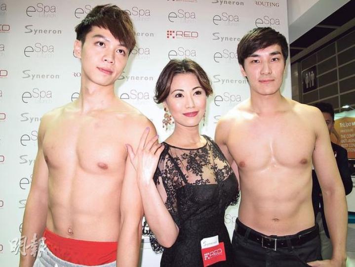 陳雅倫示範產品時叫年輕男模脫去上衣騷肌肉,她自嘲似色狼。(攝影/記者:林蘊兒) 陳雅倫示範產品時叫年輕男模脫去上衣騷肌肉,她自嘲似色狼。(攝影/記者:林蘊兒)