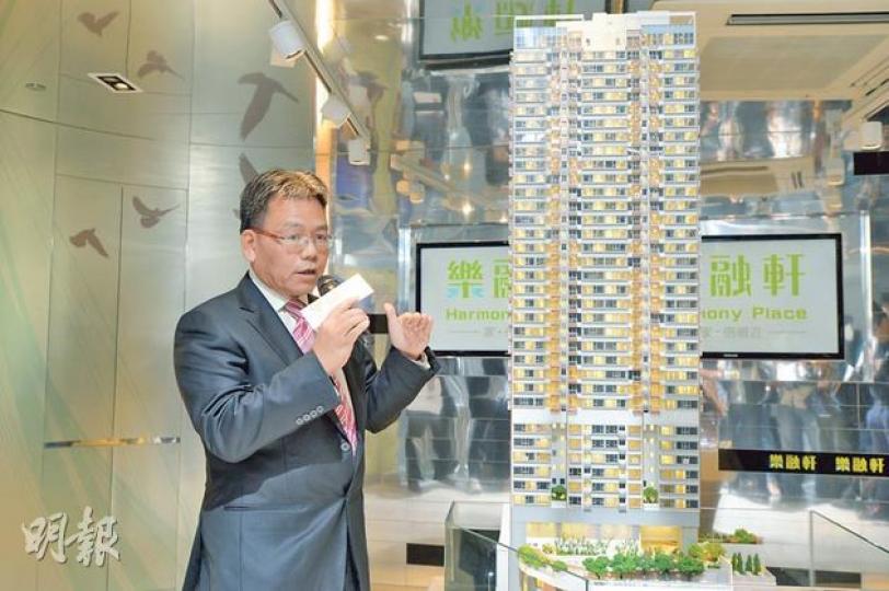 房協麥耀文強調,樂融軒並非資助住宅項目,必定會以市價和市值租金,推出全部單位。(葉家豪攝)樂融軒首次對外曝光的635方呎三房示範單位,大廳以大量實木裝飾、暖色系的色調作設計主調,希望予人一份溫暖的感覺。(葉家豪攝)樂融軒實用面積635方呎三房戶主人套房;寢區與浴室之間只以玻璃分隔,惟這並非真正交樓標準模樣。(葉家豪攝)樂融軒廚房配套家電,以德國品牌西門子為主,質素與同區港島•東18、譽都等新派新樓的單位廚房相若。(葉家豪攝)從樂融軒的物業模型可見,住客會所的主要設施包括泳池、健身室和兒童遊戲室等 房協麥耀文強調,樂融軒並非資助住宅項目,必定會以市價和市值租金,推出全部單位。(葉家豪攝)樂融軒首次對外曝光的635方呎三房示範單位,大廳以大量實木裝飾、暖色系的色調作設計主調,希望予人一份溫暖的感覺。(葉家豪攝)樂融軒實用面積635方呎三房戶主人套房;寢區與浴室之間只以玻璃分隔,惟這並非真正交樓標準模樣。(葉家豪攝)樂融軒廚房配套家電,以德國品牌西門子為主,質素與同區港島•東18、譽都等新派新樓的單位廚房相若。(葉家豪攝)從樂融軒的物業模型可見,住客會所的主要設施包括泳池、健身室和兒童遊戲室等