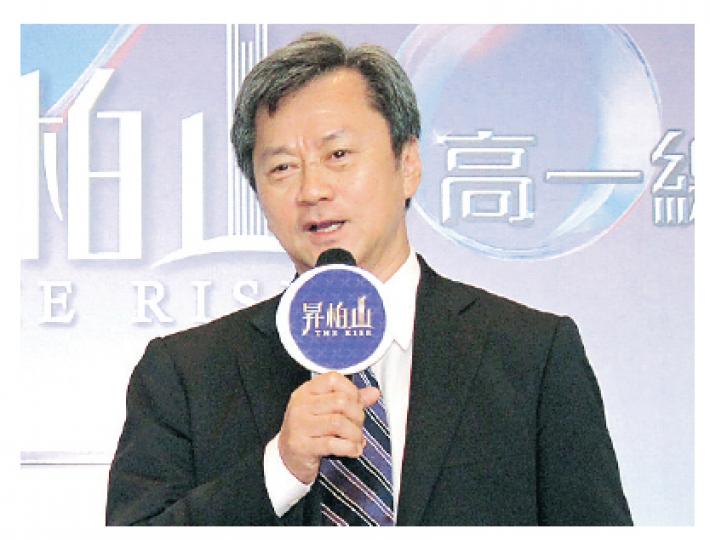 長實執行董事趙國雄(圖)昨表示,旗下新盤將軍澳日出康城3期緻藍天及荃灣環宇已準備好示範單位及樓書,尚待政府批出預售。(何建邦攝) 長實執行董事趙國雄(圖)昨表示,旗下新盤將軍澳日出康城3期緻藍天及荃灣環宇已準備好示範單位及樓書,尚待政府批出預售。(何建邦攝)