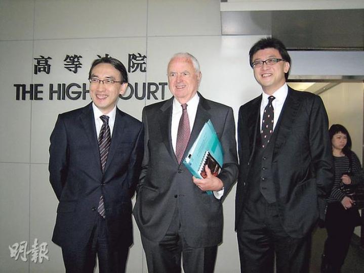 現年80歲的唐明治(中)依然相當「精靈」。翟紹唐(左)笑言曾因為跟隨唐明治打官司而獲得非常可觀的收入。石永泰(右)則讚揚唐明治以律政司身分,為本港歷史作出相當大的貢獻。3人同屬Temple大律師辦公室,昨在庭外愉快合照。(謝美琳攝) 現年80歲的唐明治(中)依然相當「精靈」。翟紹唐(左)笑言曾因為跟隨唐明治打官司而獲得非常可觀的收入。石永泰(右)則讚揚唐明治以律政司身分,為本港歷史作出相當大的貢獻。3人同屬Temple大律師辦公室,昨在庭外愉快合照。(謝美琳攝)