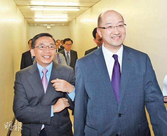 政制及內地事務局長譚志源(右)昨日到港大出席政制發展講座,他在會上表示,有決心落實2017特首普選,「如普選未能落實,下任政府會好淒涼」。旁為出席活動的前駐京辦主任曹萬泰。(林俊源攝) 政制及內地事務局長譚志源(右)昨日到港大出席政制發展講座,他在會上表示,有決心落實2017特首普選,「如普選未能落實,下任政府會好淒涼」。旁為出席活動的前駐京辦主任曹萬泰。(林俊源攝)