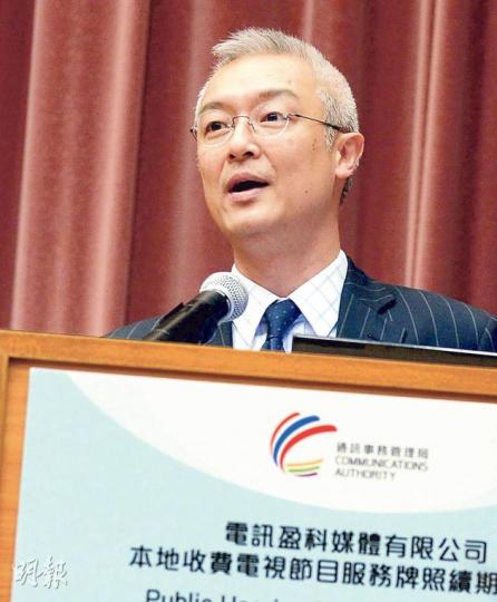 通訊事務管理局主席何沛謙(圖)昨出席now寬頻電視首場牌照續期公眾諮詢,活動後有傳媒問他會否應邀到立法會解畫,他表示「如果收到申請便會考慮」。(劉焌陶攝)中聯辦上周出手為特權法箍票,最終建制派「歸隊」令動議遭否決。公民黨昨於中環街頭收集簽名,希望市民一人一信致中聯辦主任張曉明,要求對方停止干預香港,公民黨黨魁梁家傑(左)及立法會議員郭家麒踢向張曉明相片,象徵要拒絕西環治港。(李紹昌攝) 通訊事務管理局主席何沛謙(圖)昨出席now寬頻電視首場牌照續期公眾諮詢,活動後有傳媒問他會否應邀到立法會解畫,他表示「如果收到申請便會考慮」。(劉焌陶攝)中聯辦上周出手為特權法箍票,最終建制派「歸隊」令動議遭否決。公民黨昨於中環街頭收集簽名,希望市民一人一信致中聯辦主任張曉明,要求對方停止干預香港,公民黨黨魁梁家傑(左)及立法會議員郭家麒踢向張曉明相片,象徵要拒絕西環治港。(李紹昌攝)